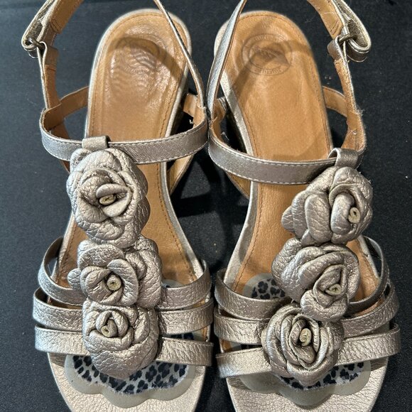 Nurture Gold Roses Sandals Size 7.5 - Picture 1 of 5